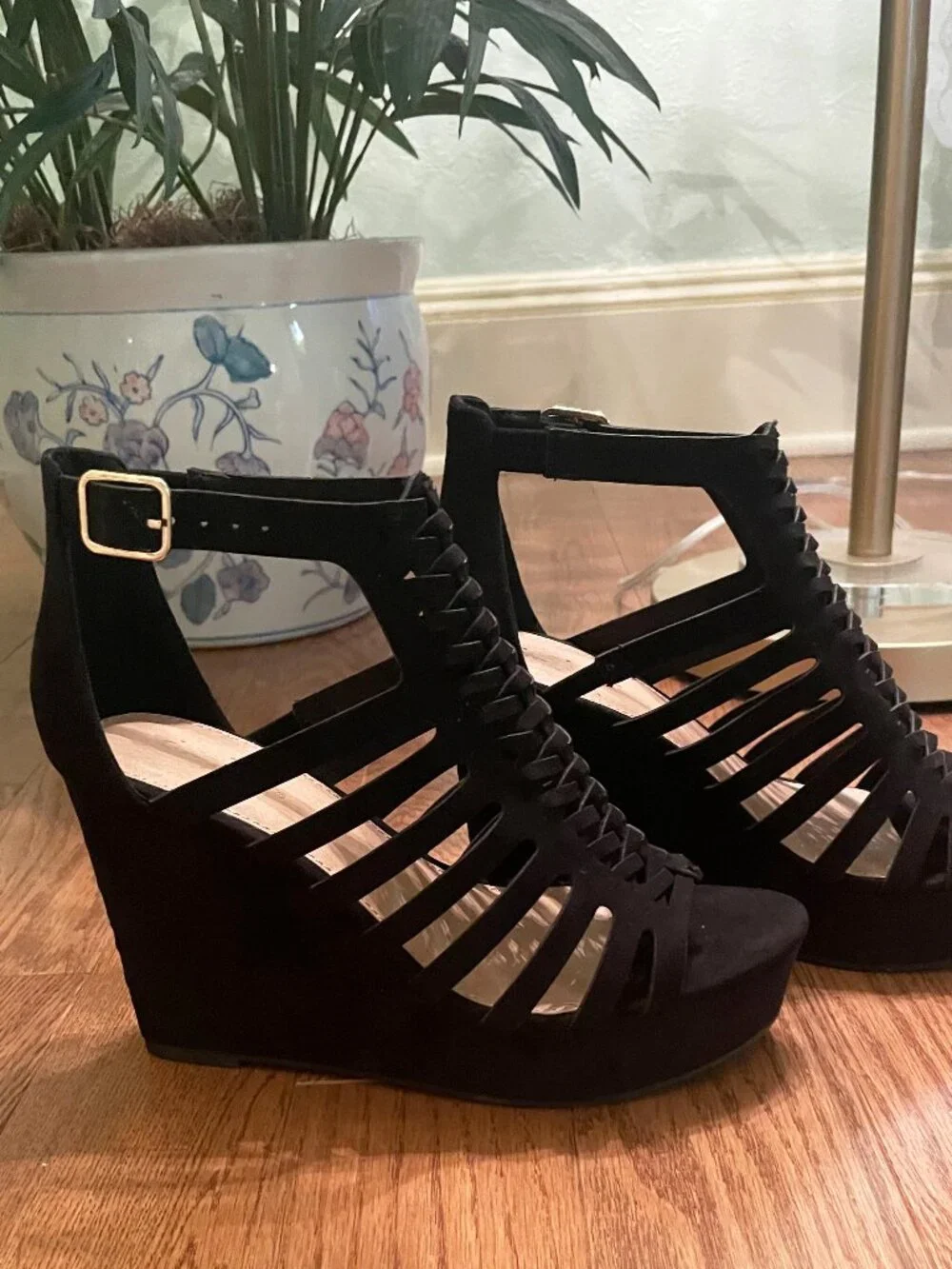 Stunning Black Suede Platform Shoes size 6